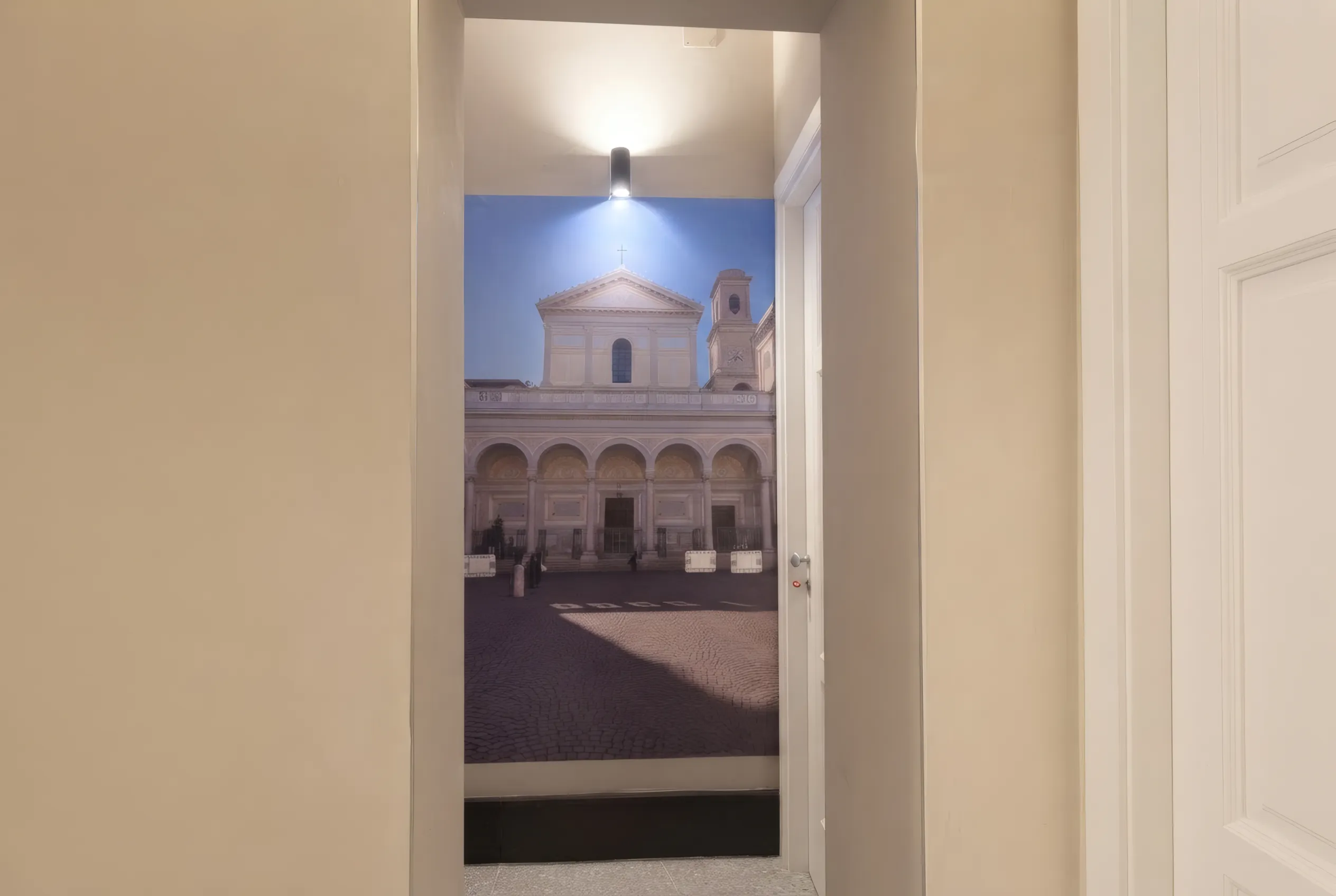 Corridoio con stampa di una piazza di Nola