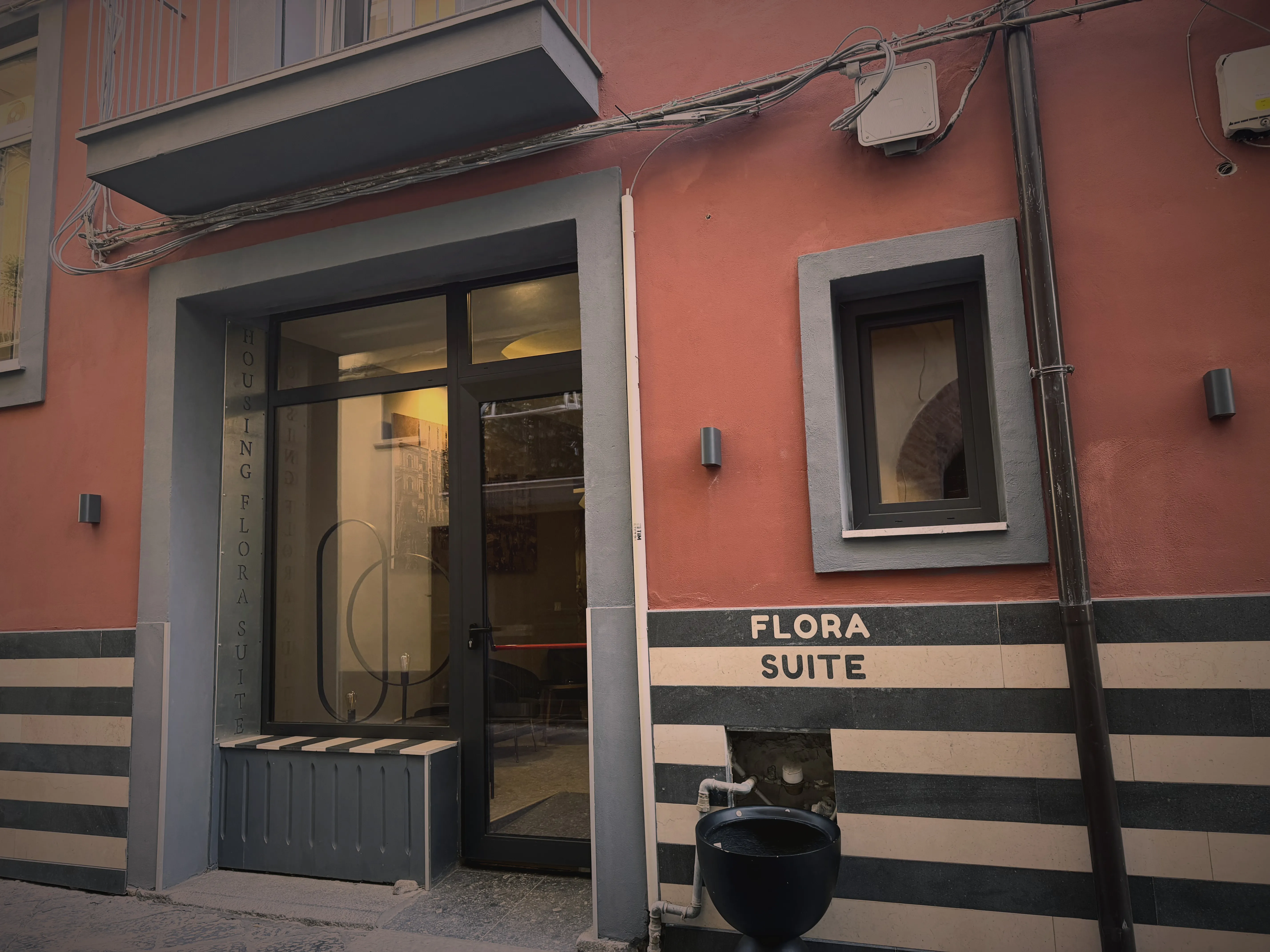 Ingresso della residenza Housing Flora Suite su Via Flora, a Nola